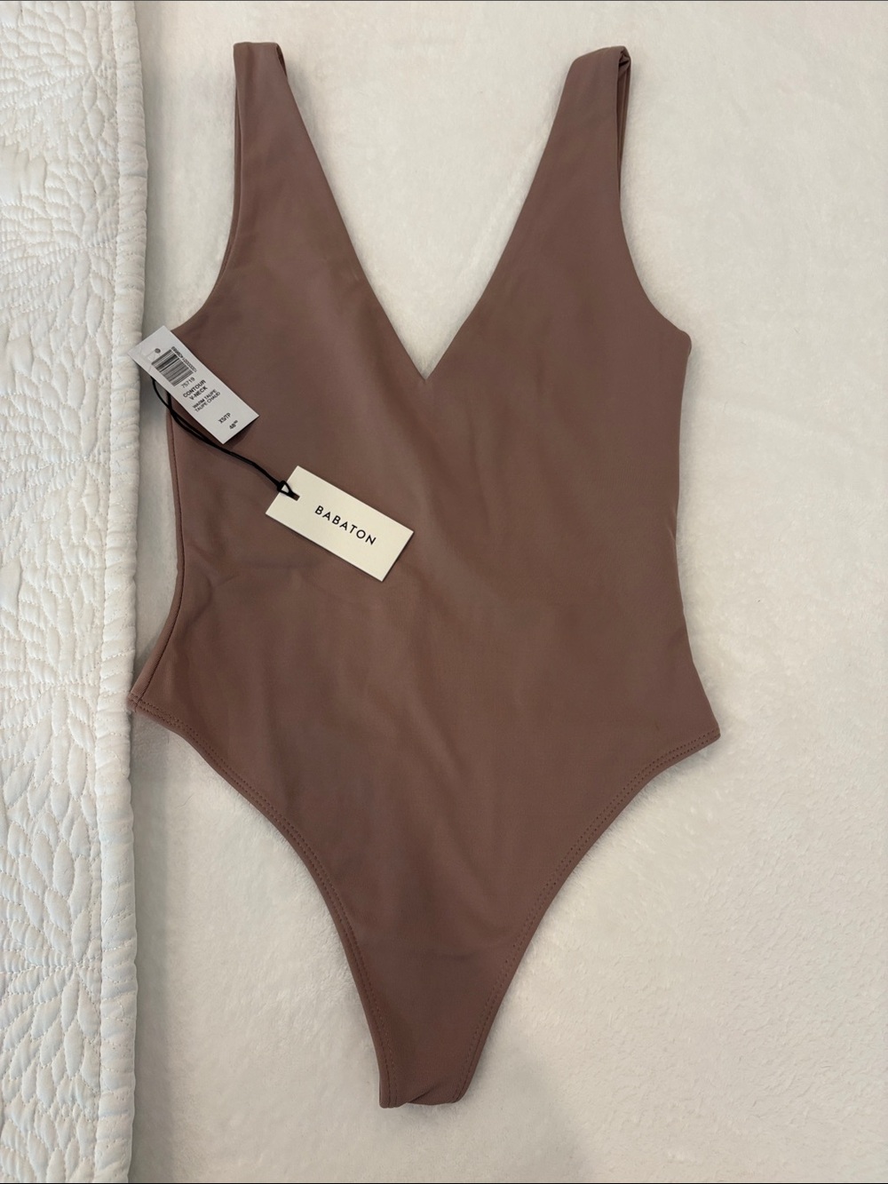 Aritzia Babaton Taupe Contour V-Neck Tank bodysuit and brown crop knit SZ xs NWT - Picture 2 of 9